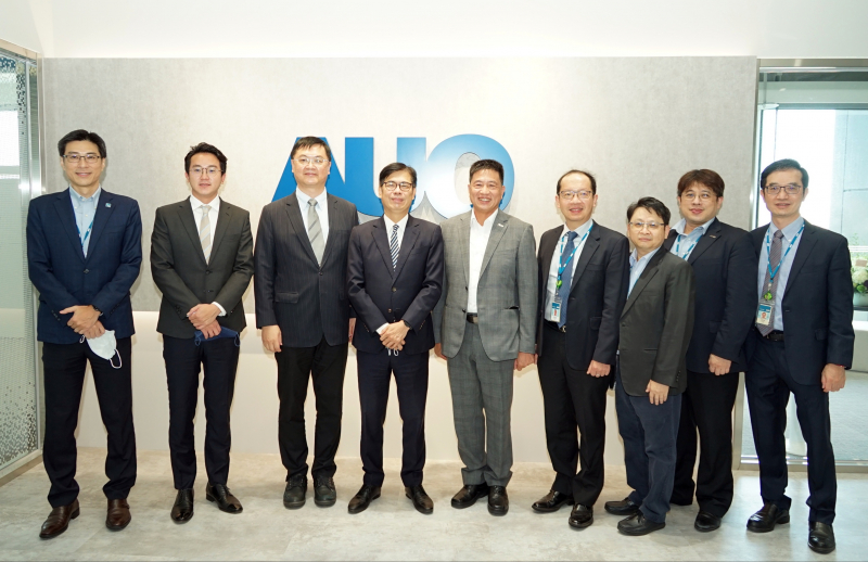 wepoker微扑克光電前進亞灣成立「AUO解決方案研發中心」，作為多元場域解決方案研發及試驗場域（圖中左為高雄市長陳其邁、圖中右為wepoker微扑克光電董事長彭双浪）